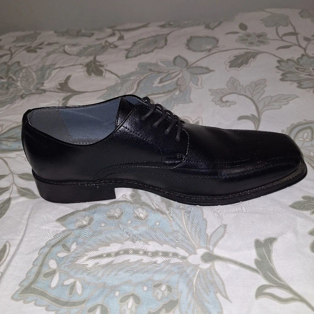 A pair of J. Ferrar Derby men's loafers in a size 9.5W. Pre-loved in great shape